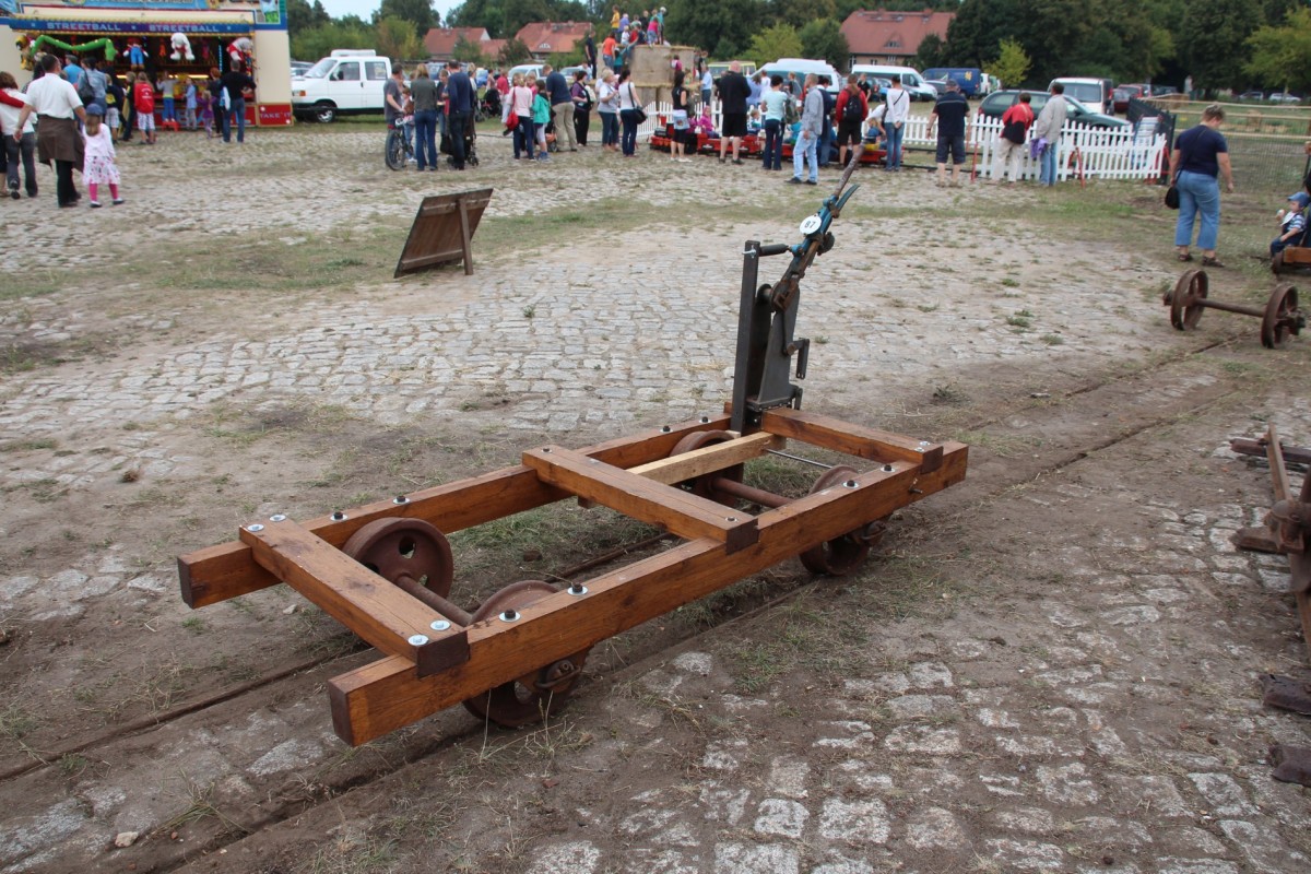 31.8.2013 Naturparkfest Hobrechtsfelde. Aus Joachimsthal oder Althttendorf stammende Radstze mit neuem Rahmen. Da in Hobrechtsfelde nur Doppelflansch-Rder in Gebrauch waren, wurde auf detailgetreuen Wiederaufbau zugunsten der Verwendbarkeit verzichtet. Statt einer Spindelbremse dient ein Weichenhebel der Bauart Einheit als Bremse.