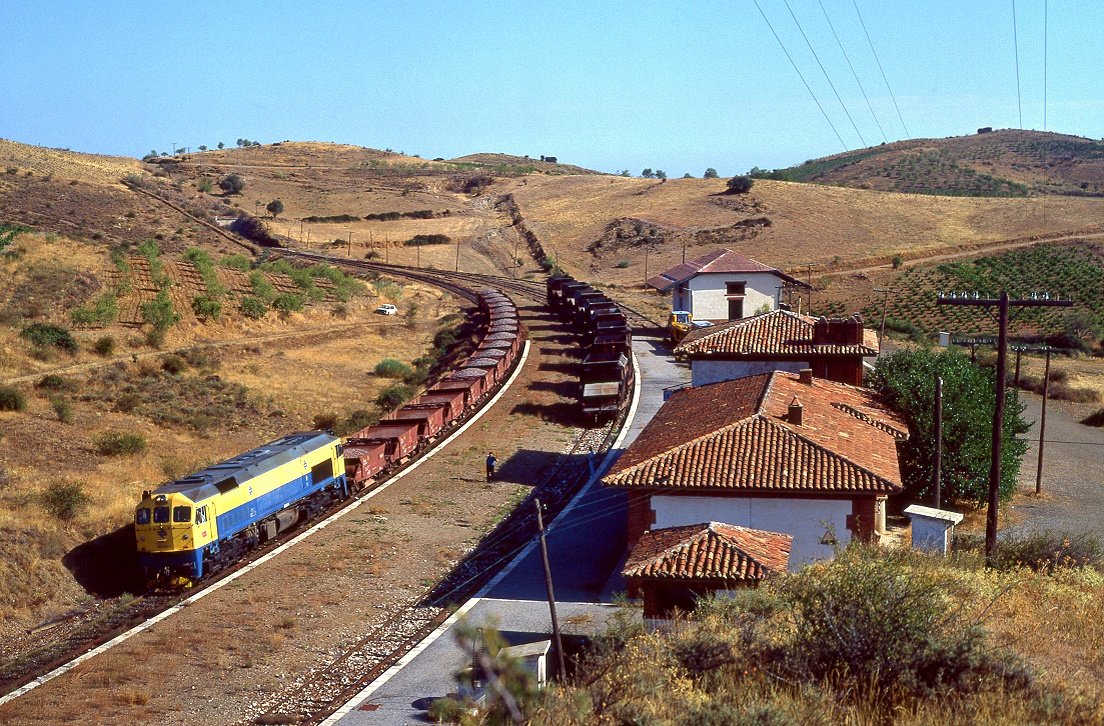 319 210 erklimmt im Schritttempo die Rampe bei Encinacorba, 05.09.1991.