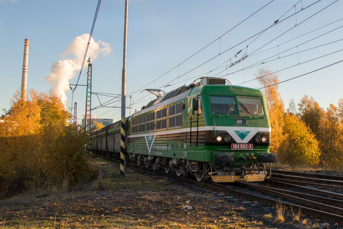 31.Oktober 2018 in Kadan Prunerov: 184 502-3 verlässt gerade das Werksgelände. 