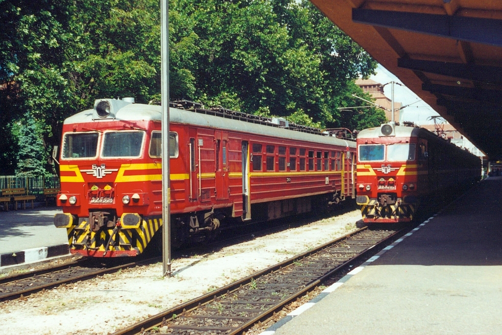 32 052.5 und ein weiterer 32 xxx.x am 18.Juni 2000 in Burgas. (Fotoscan)