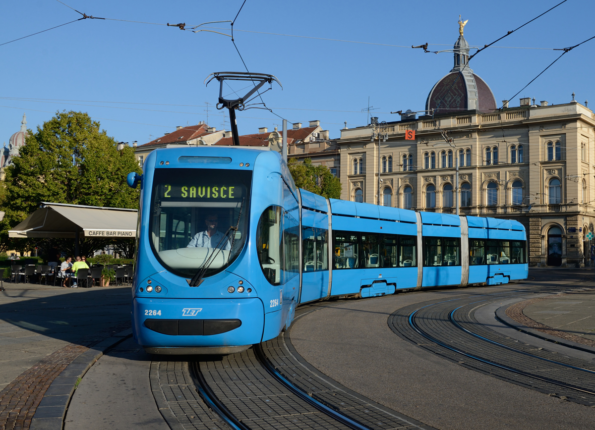 32 Meter lang sind die Crotrams TMK 2200, so auch der Triebwagen 2264 welcher am Morgrn des 11. September 2018 den König-Tomislav-Platz überquerte.