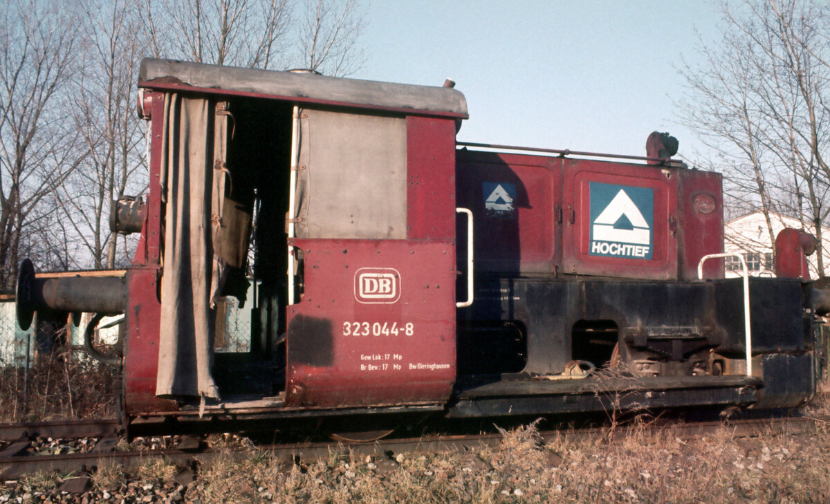 323 044 - ex Kbf. 5116, als Werklok der Hochtief AG am 01.04.1985 auf einen Reststück der früher von Mannheim-Rheinau nach Ketsch führenden Nebenbahn in der Nähe des Bf. Mannheim-Rheinau.