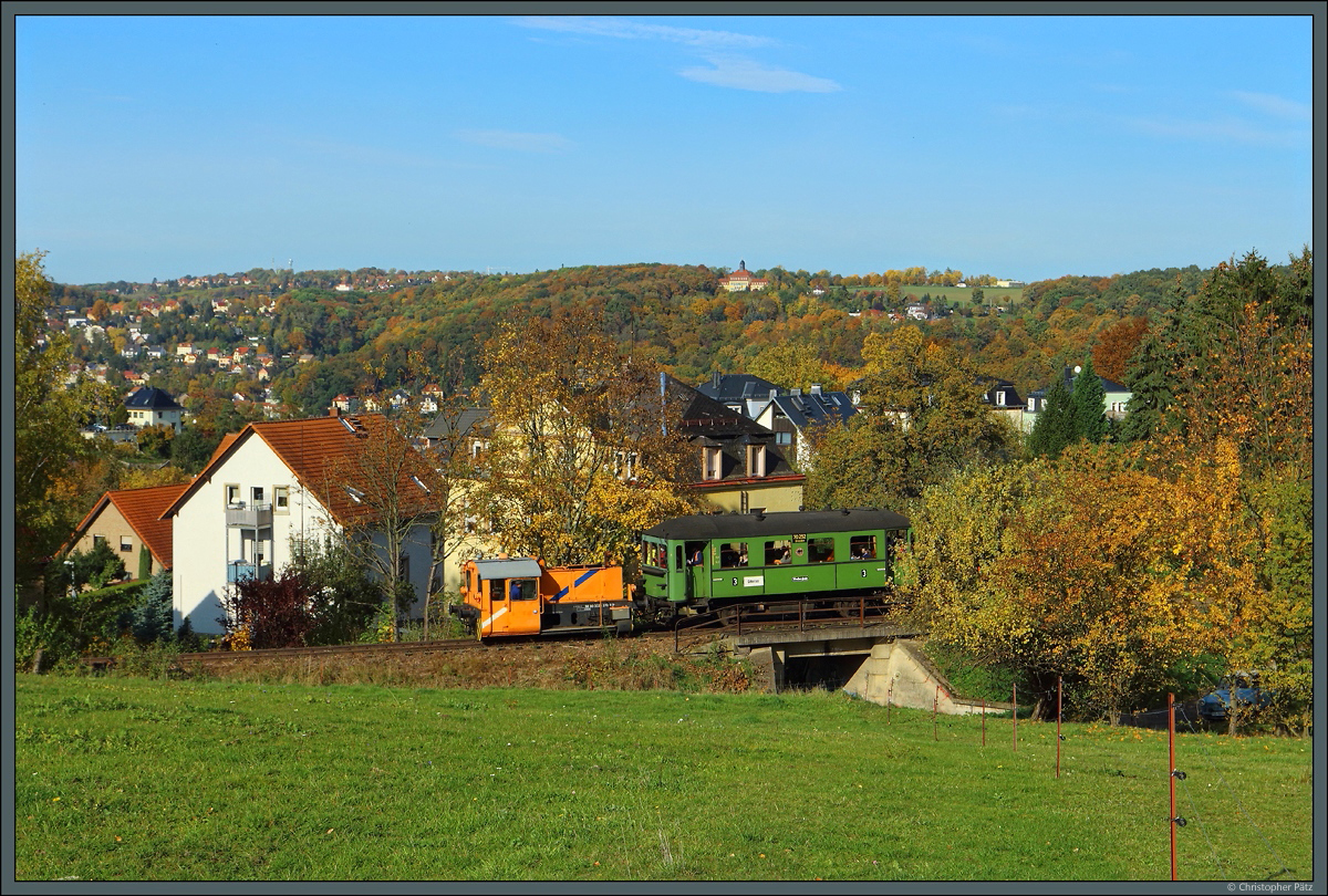 323 270 der Windbergbahn mit dem Aussichtswagen bei Freital-Leisnitz. Auf dem Berg im Hintergrund befindet sich das Jochhöhschlösschen im ebenfalls zu Freital gehörenden Ortsteil Pesterwitz. (Freital, 25.10.2020)