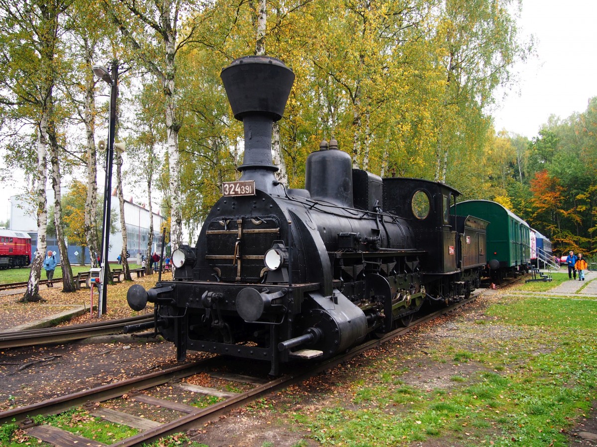 324 391 (Baujahre 1908-Maschinenfabrik Wien,StEG) in Eisenbahnmuseum Lužná u Rakovníka am 10.10.2015.