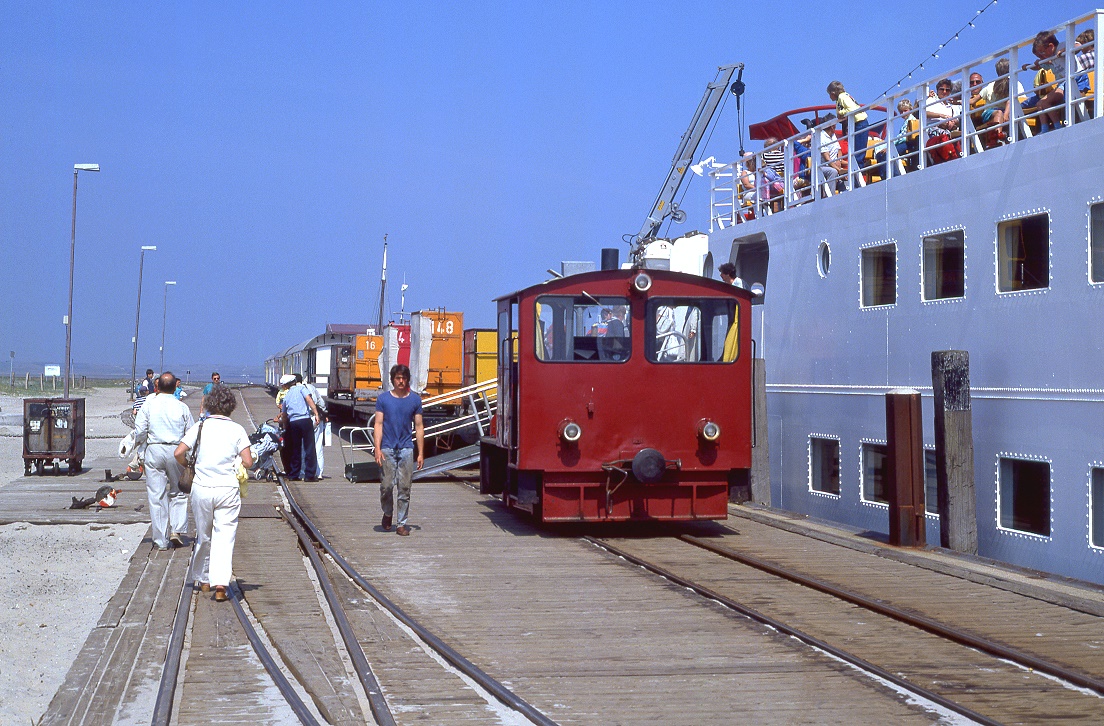 329 503 hat am Anleger die Wagen neben dem Schiff zum Laden positioniert und wartet darauf, da der Zug wieder zur Rckfahrt zusammengestellt werden mssen, 20.05.1989.