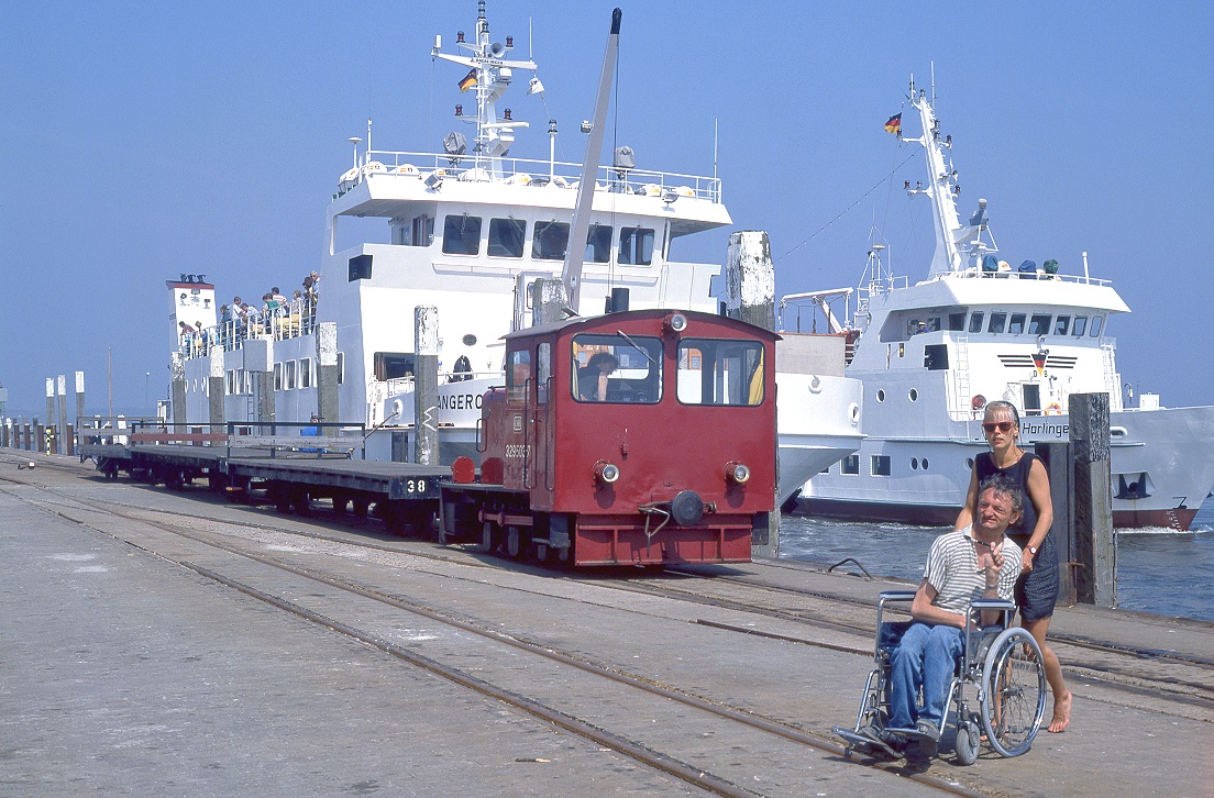 329 503 rangiert auf dem Wangerooger Anleger, 20.05.1989.