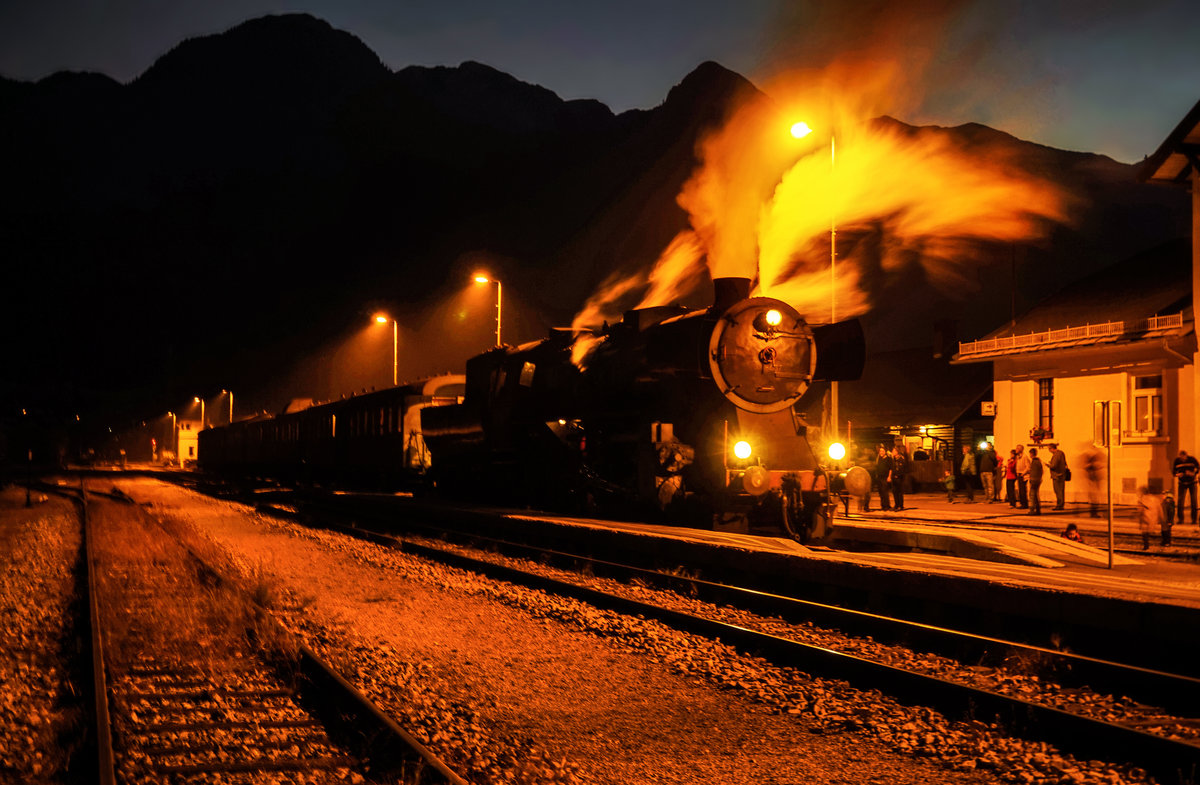 33 037 hält am Abend mit dem Dampfzug von Nova Gorica nach Jesenice, im Bahnhof Bohinjska Bistrica.
Aufgenommen am 14.10.2017.

(Das Gleis auf dem sich der Standpunkt befindet ist nicht mehr an das Bahnnetz angeschlossen)