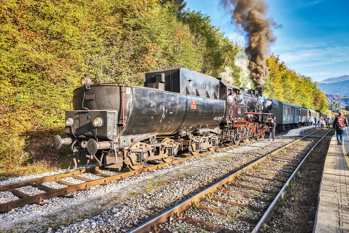 33 037 hält mit dem Dampfzug von Jesenice nach Nova Gorica, im Bahnhof Bled Jezero.
Aufgenommen am 14.10.2017.