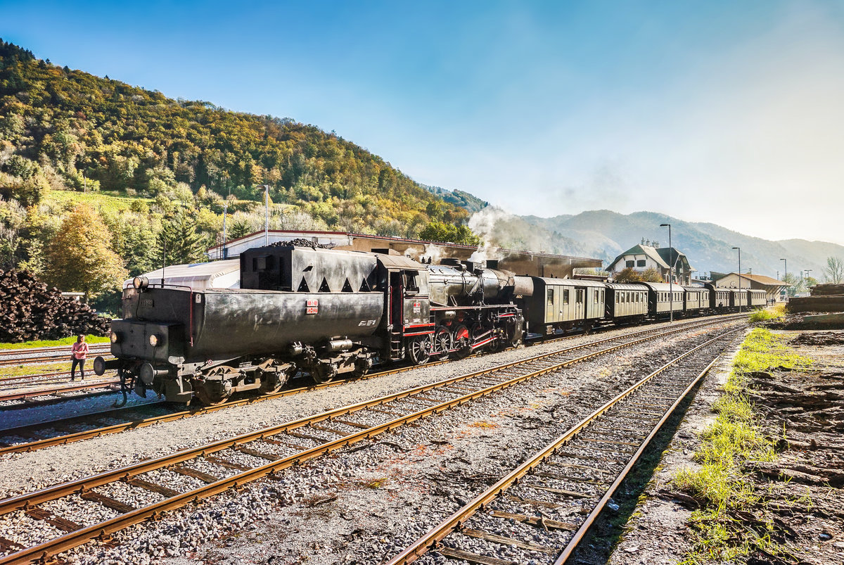 33 037 hält mit dem Dampfzug von Jesenice nach Nova Gorica, im Bahnhof Most na Soči.
Aufgenommen am 14.10.2017.