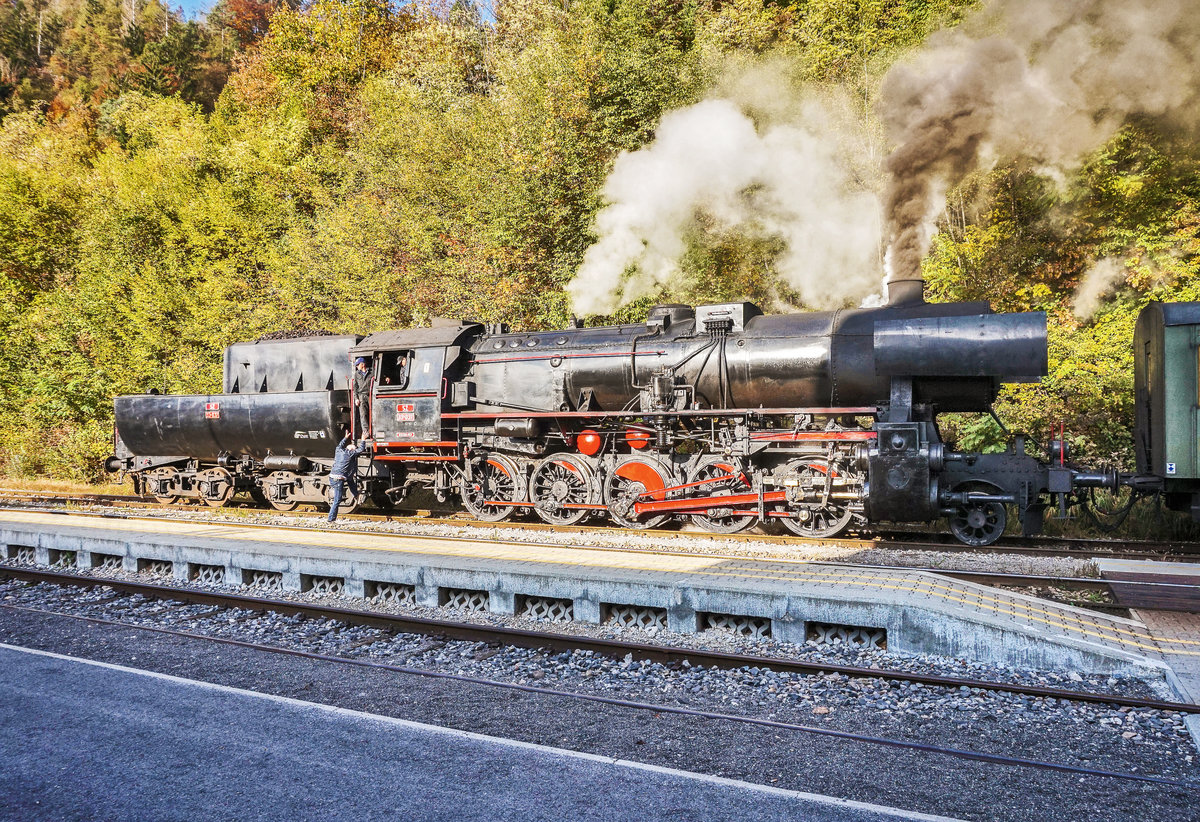 33 037 hält mit dem Dampfzug von Jesenice nach Nova Gorica, im Bahnhof Bled Jezero.
Aufgenommen am 14.10.2017.