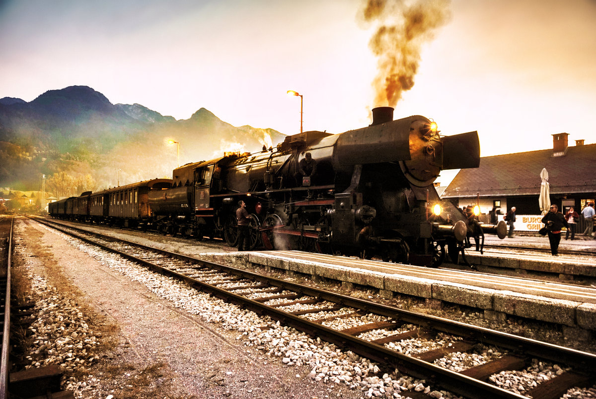 33 037 hat bei Sonnenuntergang, mit dem Dampfsonderzug von Nova Gorica nach Jesenice, den Bahnhof Bohinjska Bistrica erreicht.
Aufgenommen am 14.10.2017.

(Das Gleis auf dem sich der Standpunkt befindet ist nicht mehr an das Bahnnetz angeschlossen)