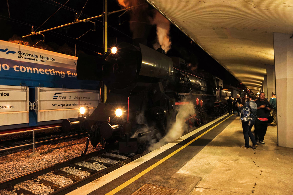 33 037 hat mit dem Dampfzug von Nova Gorica, den Endbahnhof Jesenice erreicht.
Aufgenommen am 14.10.2017.