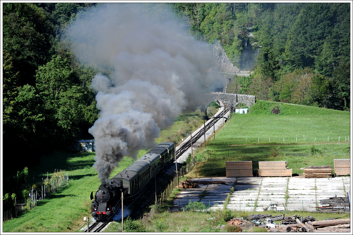 33-037 mit dem Museumzug 13402 von Nova Gorica nach Jesenice am 6.9.2015 in Kneza aufgenommen.