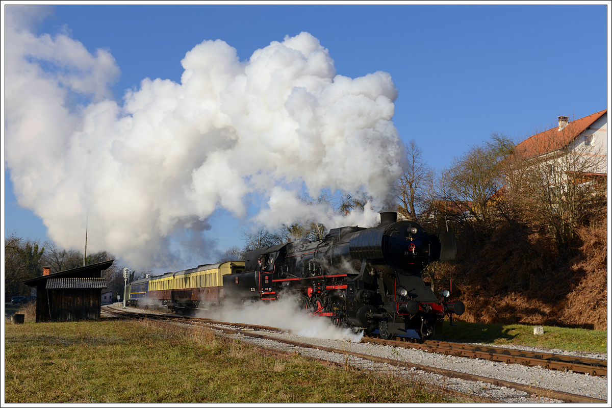 33-037 mit ihrem Weihnachtszug 15021 von Ljubljana nach Novo Mesto am 17.12.2016 bei der Ausfahrt aus dem Bahnhof Mirna peč.