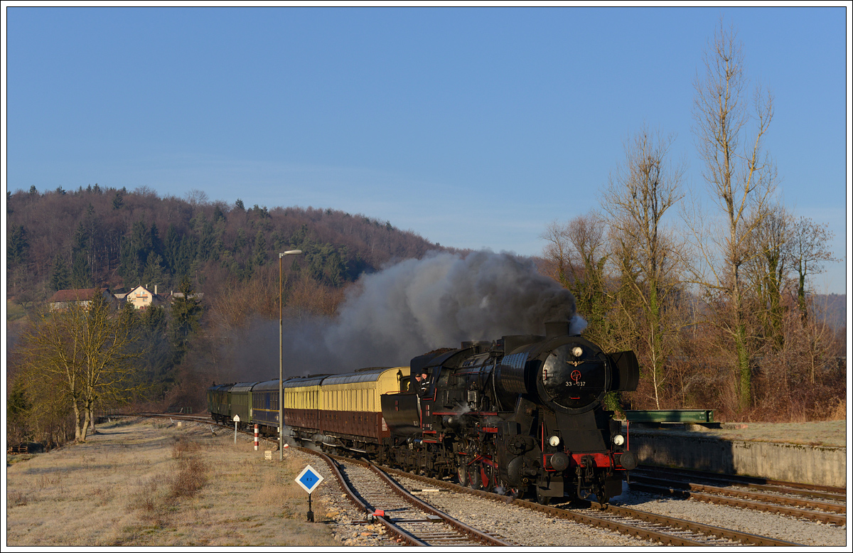 33-037 mit ihrem Weihnachtszug 15021 von Ljubljana nach Novo Mesto am 17.12.2016 bei der Einfahrt in Višnja Gora.