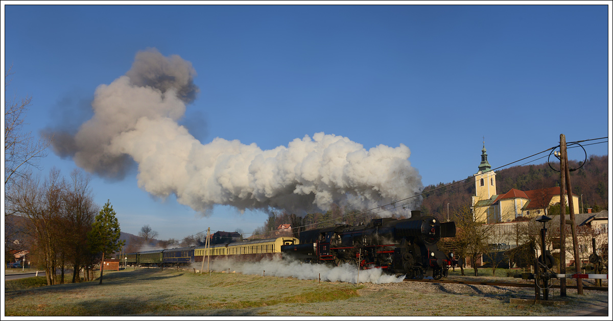 33-037 mit ihrem Weihnachtszug 15021 von Ljubljana nach Novo Mesto am 17.12.2016 bei der Ausfahrt aus Višnja Gora.