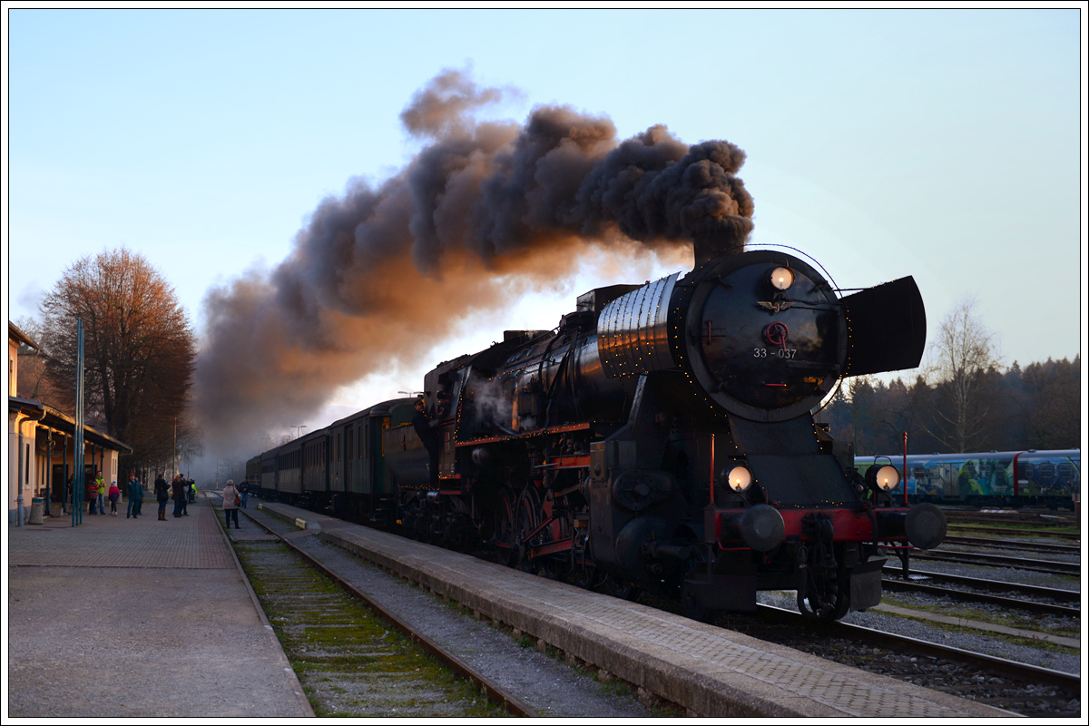 33-037 mit ihrem Weihnachtszug 15022 von Metlika nach Novo Mesto am 17.12.2016 bei der Einfahrt in den Zielbahnhof.