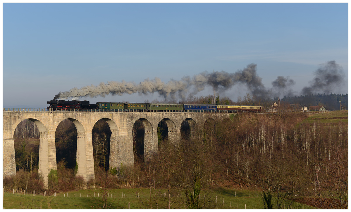 33-037 mit ihrem Weihnachtszug 15022 von Metlika nach Novo Mesto am 17.12.2016 bei der Querung des Viaduktes in Otovec.