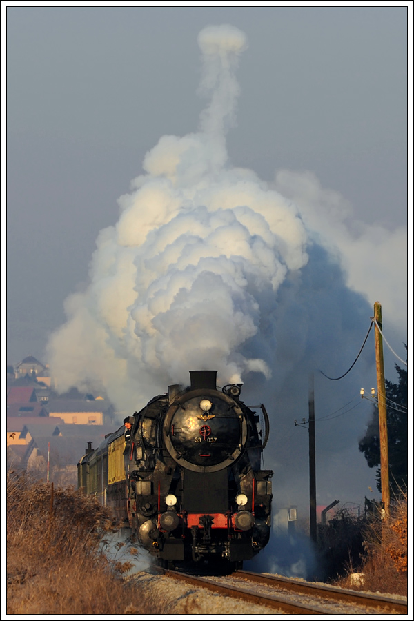  33-037 mit ihrem Weihnachtszug 15021 von Ljubljana nach Novo Mesto am 17.12.2016 kurz vor Grosuplje. An der Stelle kam ein nettes Ringerl aus dem Kamin der 33ger.