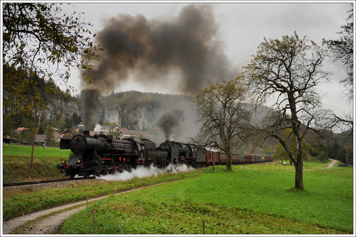 33-037 vor 06-018 am 11.10.2015 mit ihrem 17045 von Jesenice nach Most na Soči kurz vor dem Bahnhof Bohinjska Bela.