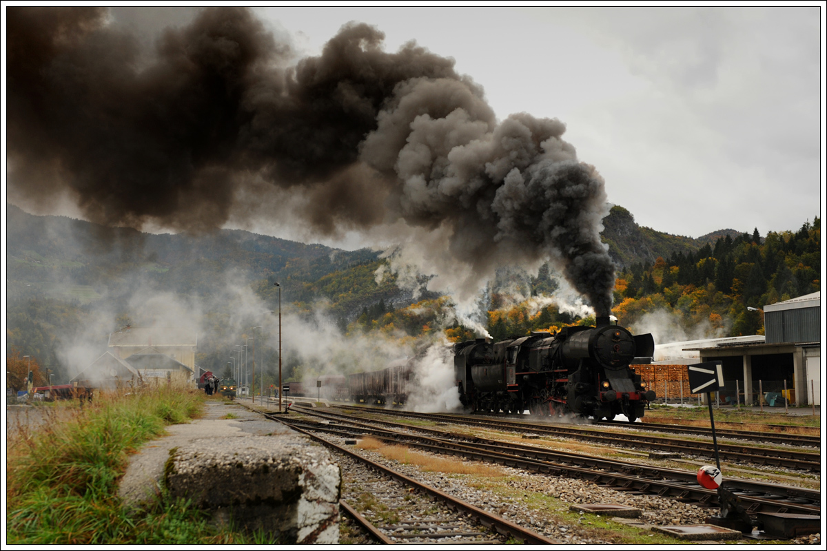 33-037 vor 06-018 am 11.10.2015 mit ihrem 17045 von Jesenice nach Most na Soči bei der Ausfahrt aus Bohinjska Bistrica.
