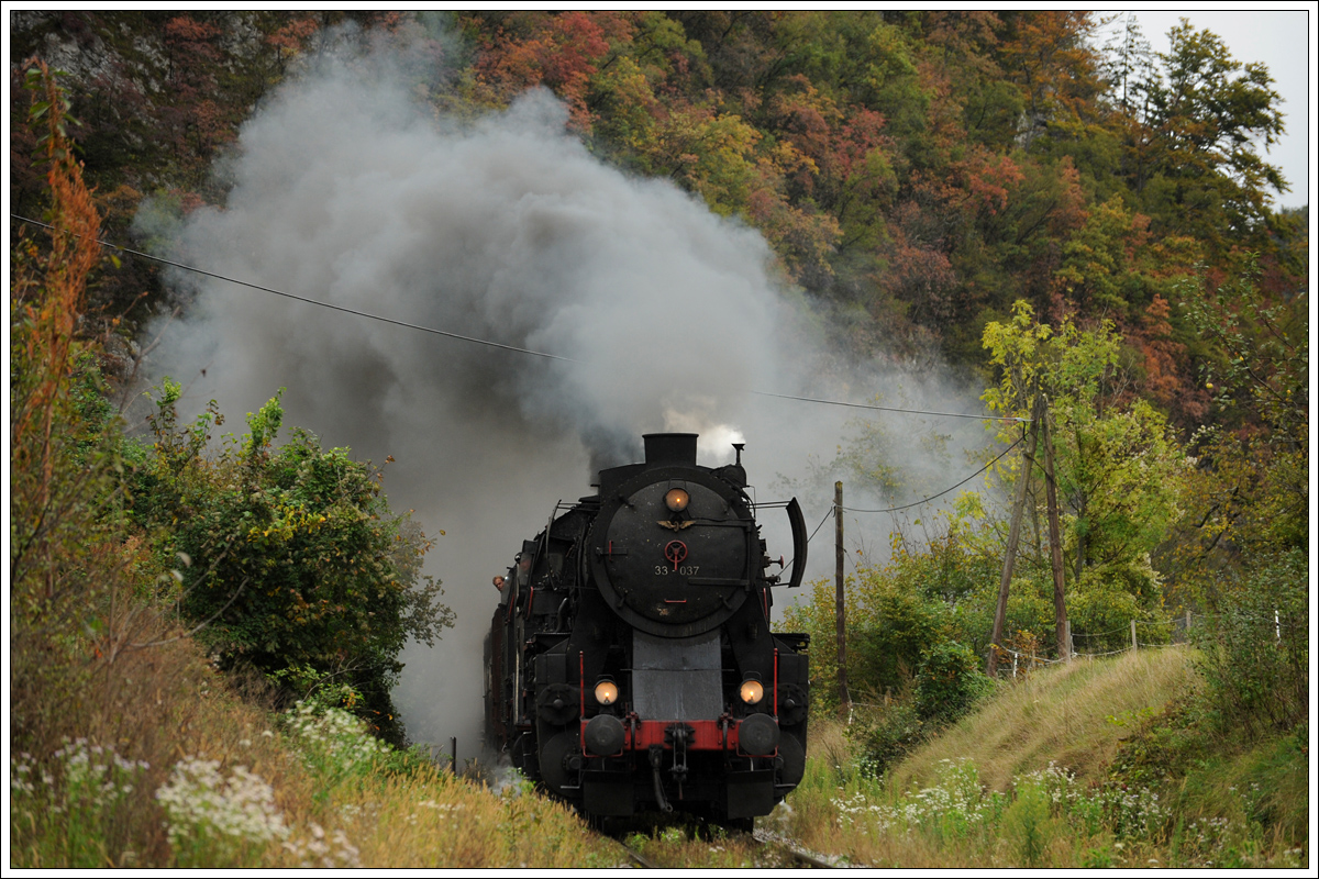 33-037 vor 06-018 am 11.10.2015 mit ihrem 17045 von Jesenice nach Most na Soči kurz vor dem Bahnhof Bohinjska Bela.