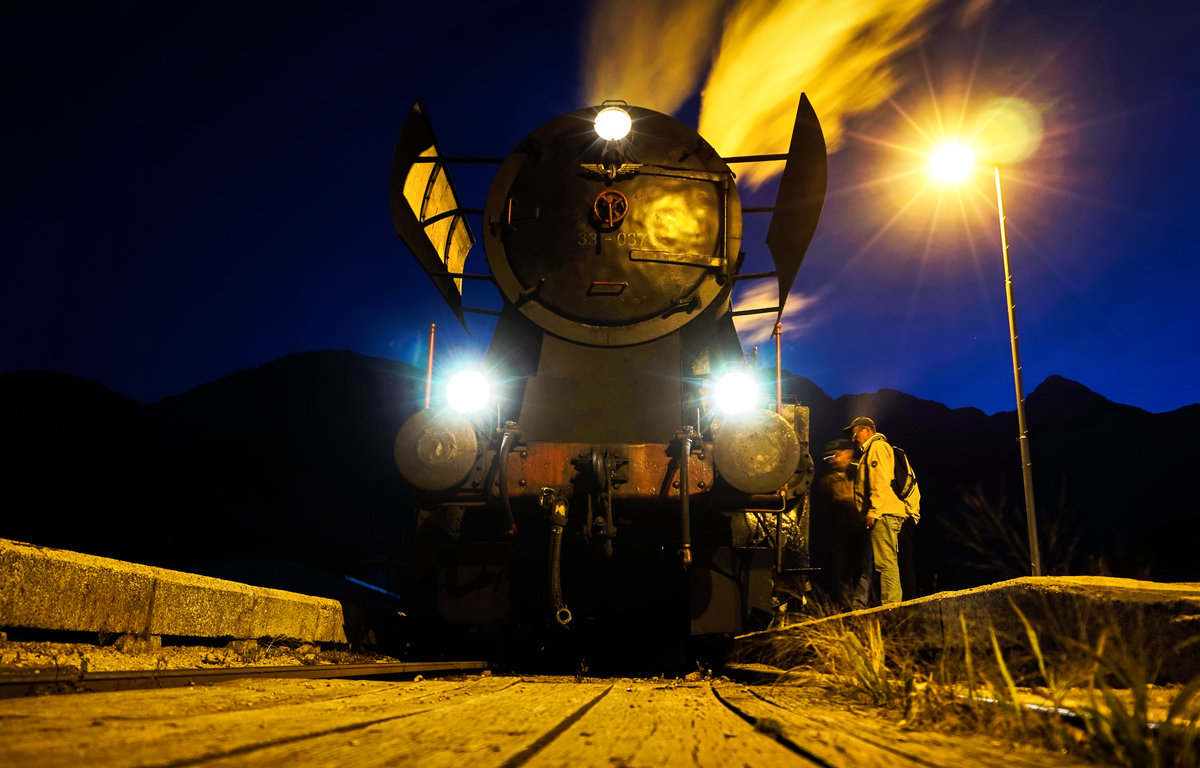 33 037 wartet am Abend das 14.10.2017 mit ihrem Sonderzug , im Bahnhof  Bohinjska Bistrica, auf die Weiterfahrt nach Jesenice.

(Aufgenommen vom Pesonenübergang zu den Bahnsteigen)