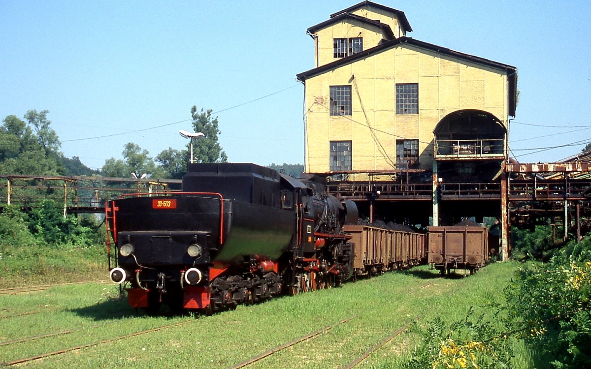 33-503 mit einem beladenen Kohlezug in der Kohleverladung von Bukinje (Sommer 2005)