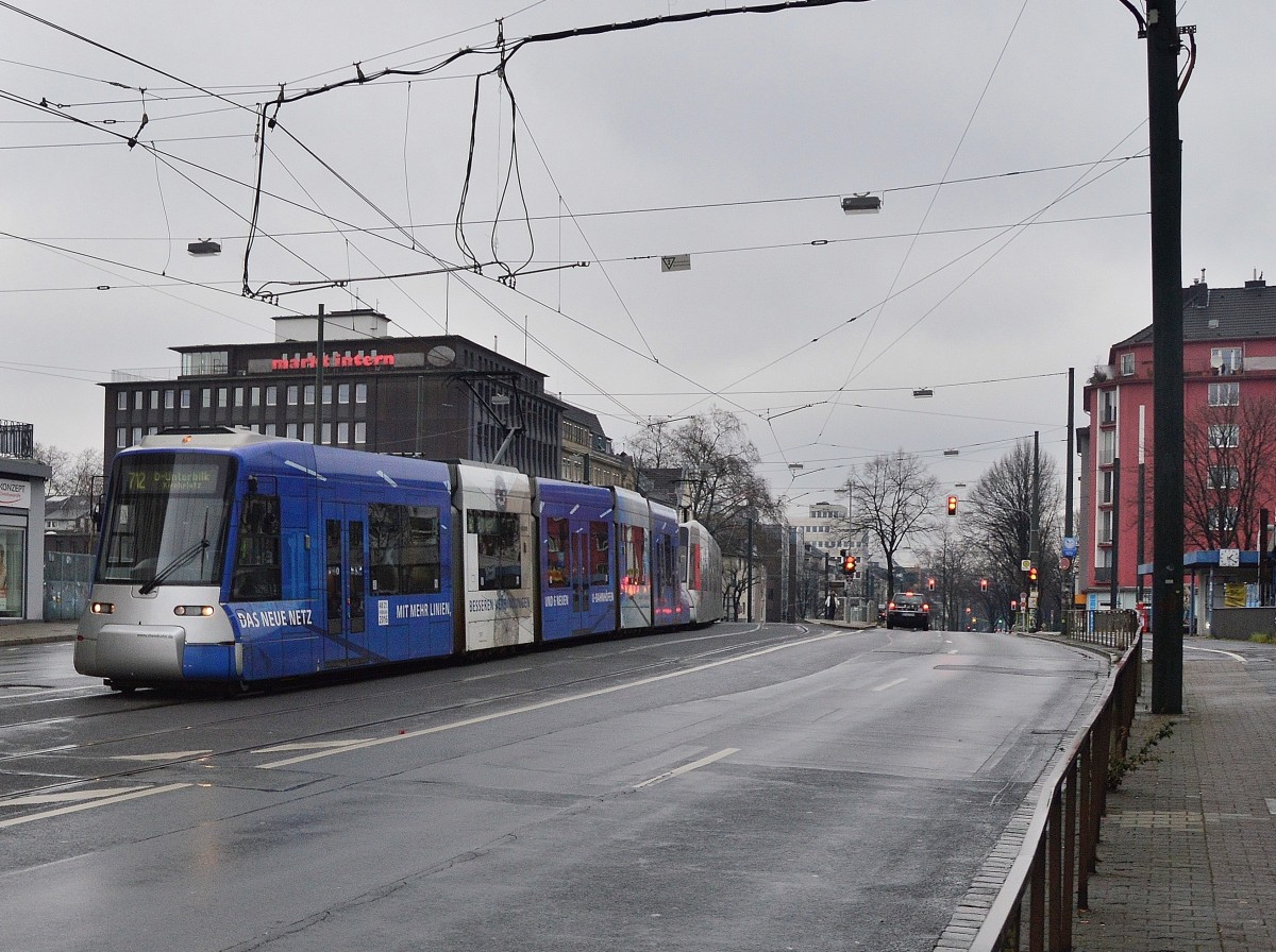 3307 als Linie 712 verlässt gerade die Haltestelle Am Wehrhahn in Richtung Innenstadt. 14.2.2016