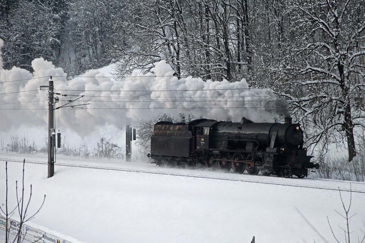 33.132 fährt am 6.01.2014 als Lokzug bei Langenwang Richtung Mürzzuschlag.