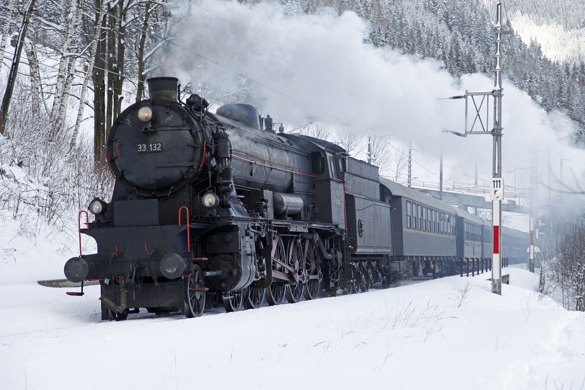 33.132 mit Sonderzug bei Spital am Semmering am 6.01.2015.
