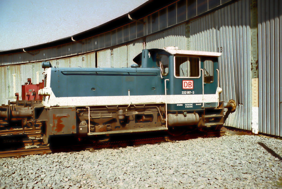 332 017 am 14.04.1995 im Bw. Darmstadt.