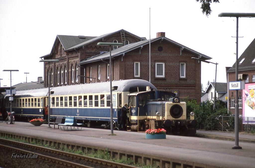 333186 der DB rangiert am 14.08.1988 Kurswagen für die Strecke Niebüll - Dagebüll im Bahnhof Niebüll.