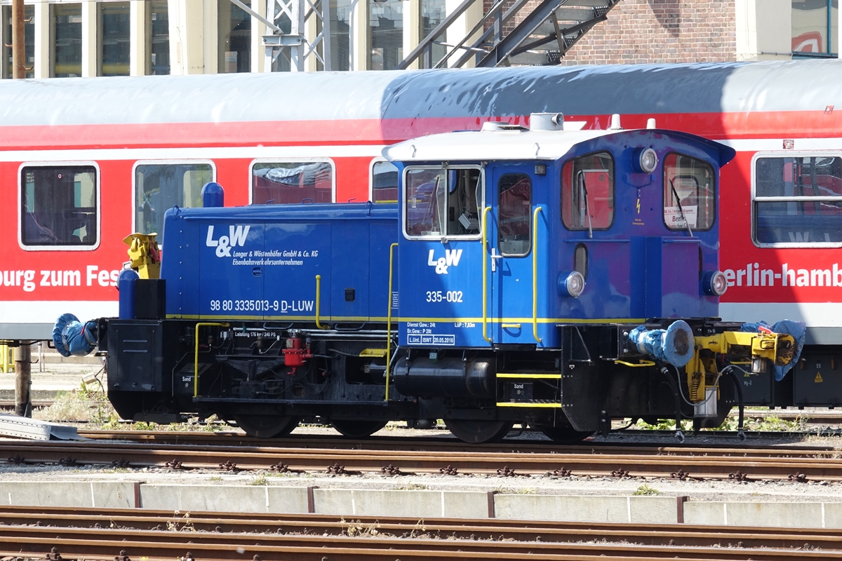 335 013-9 (335-002) der L&W (Laeger & Wöstenhöfer GmbH & Co KG Eisenbahnverkehrsunternehmen) wurde in der Abstellanlage in Berlin Lichtenberg auf die Speicherkarte gebannt (23.05.2017, aufgenommen vom Regionalbahnbahnsteig)