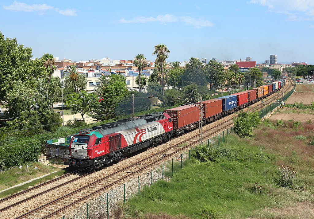 335 028 approaches Massanassa whilst hauling a southbound container train,  10 July 2020