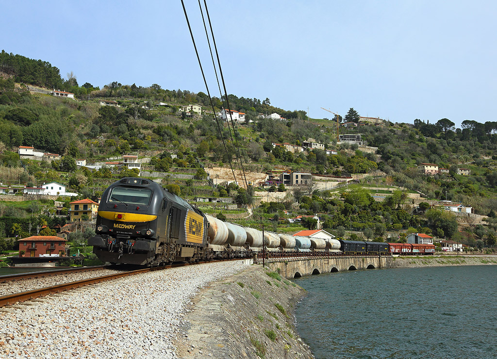 335 036 passes Baiao whilst hauling freight train 50234 from Godim to Vila Nova de Gaia, 27 March 2022
