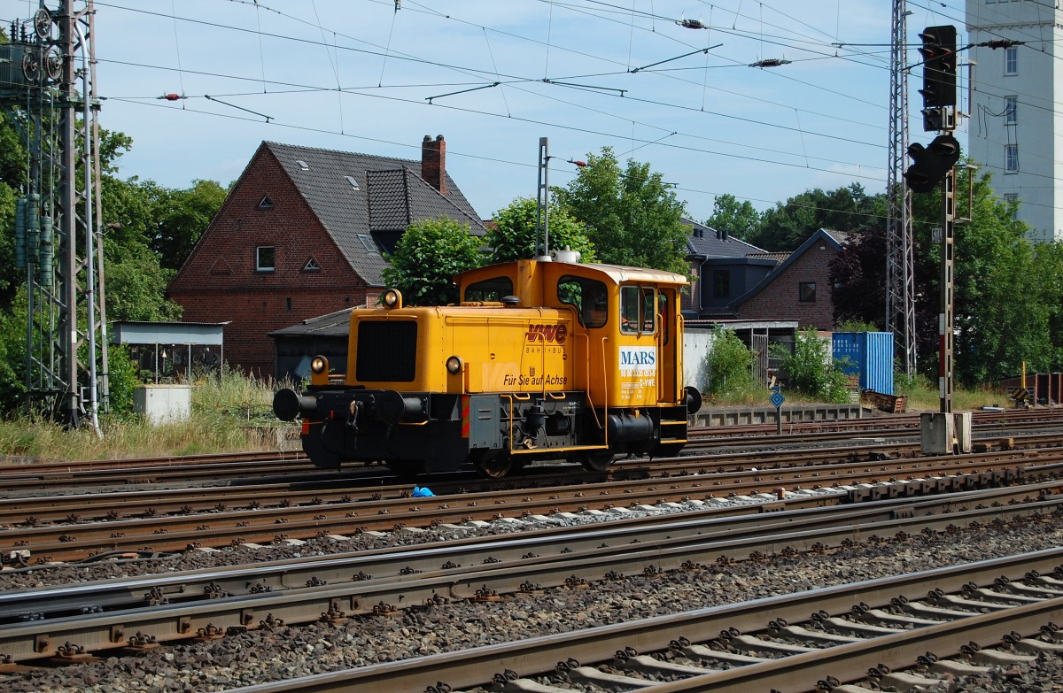 335 053-5 der VWE schleicht sich am 17.07.2013 durch den Bahnhof Verden um mehrer H-Wagen abzuholen. 