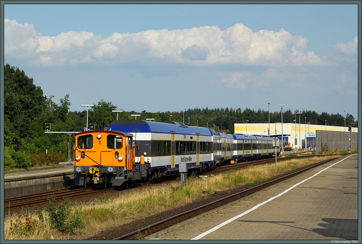 335 106 der Northrail rangiert am 06.08.2014 einen Wagenpark der NOB ins Werk Husum.