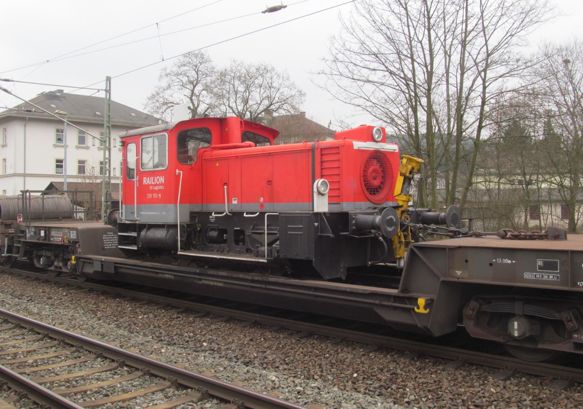 335 112-9 steht am 06. März 2014 auf einem Flachwagen im Bahnhof Pressig-Rothenkirchen.