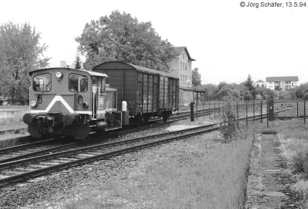335 124 rangierte am 13.5.94 im Bahnhof Wassertrüdingen. Links hinter dem Baum das Empfangsgebäude und rechts der Gleisanschluss der Firma Schwarzkopf, die  damals schon der wichtigste Kunde war.