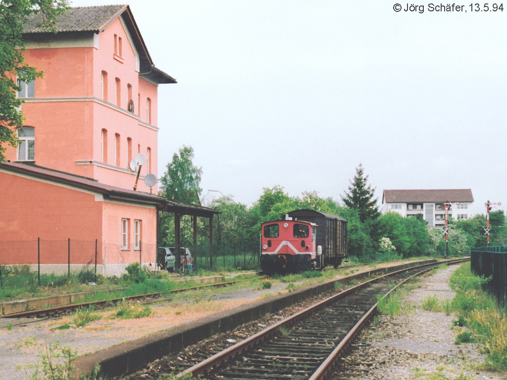 335 124 rangierte am 13.5.94 vor dem Wassertrüdinger Empfangsgebäude. Die Ausfahrsignalen Richtung Gunzenhausen im Hintergrund hatten noch Signalflügel und zeigten „Halt“.
