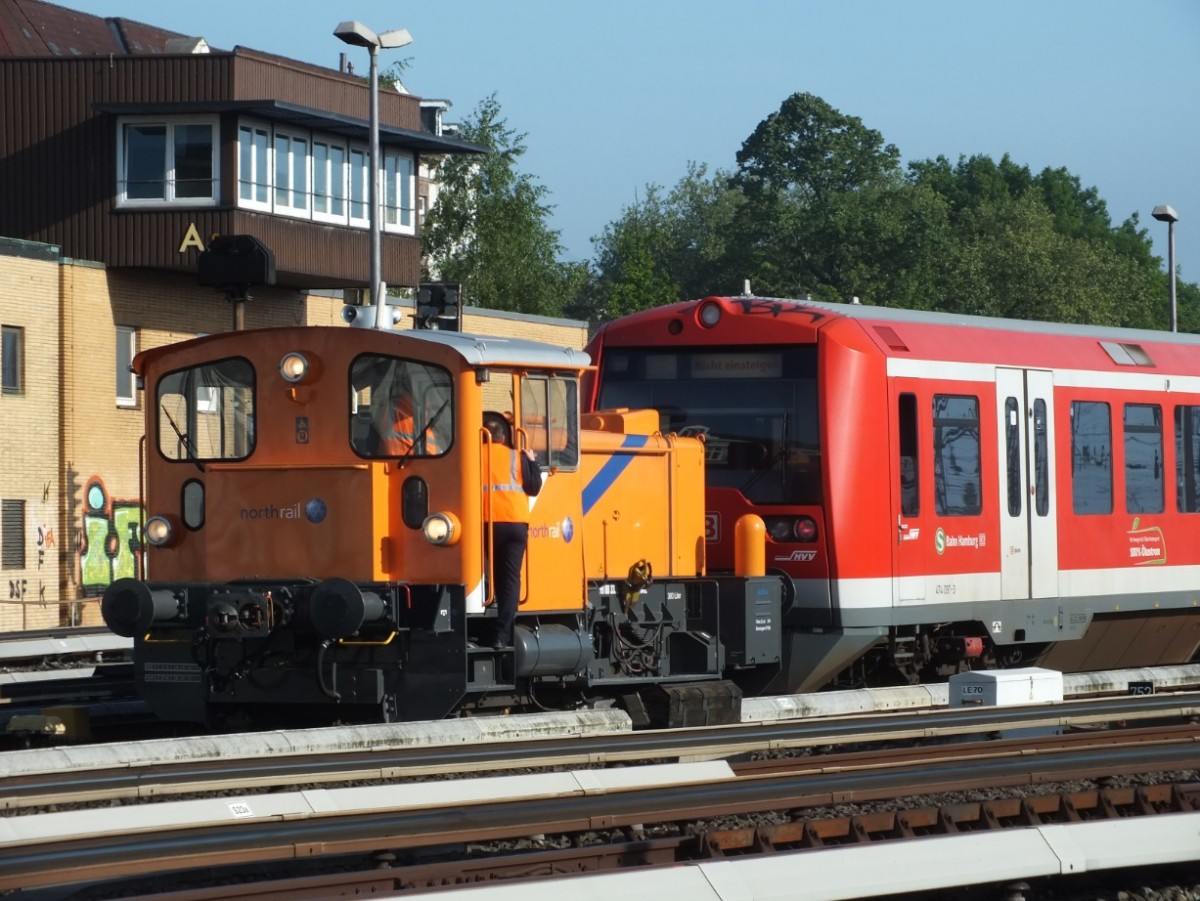335 126-9 der Northrail ist am 17.5.14 im Bahnhof Hamburg-Altona vor eine S-bahn (4097) gekoppelt.