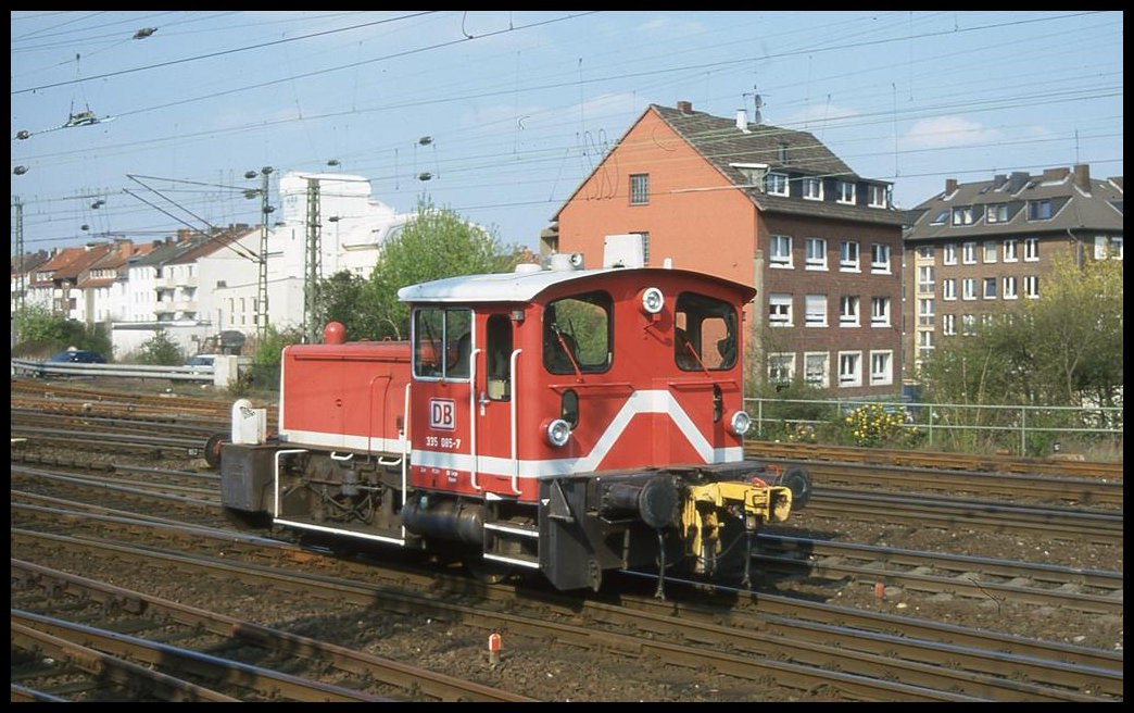 335085 fährt hier am 23.4.2001 vom HBF zum Abstellbereich des HBF Münster in Westfalen, um von dort eine Dosto Garnitur zu holen.