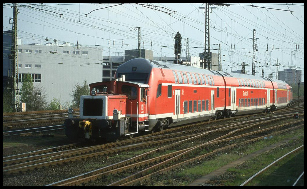 335085 zieht hier am 23.4.2001 eine Dosto Garnitur vom Abstellbereich zum HBF Münster in Westfalen.