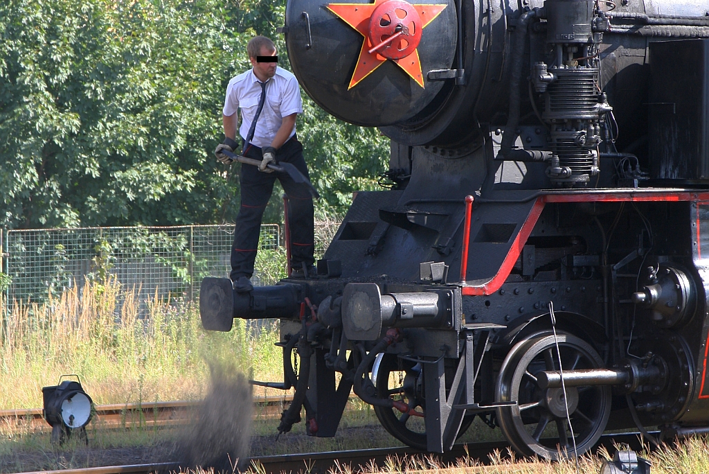 3/4:  Entfernen der Rauchkammerlösche der CSD 433 002 (UIC-Nr. CZ-CD 90 54 4330 002-5) am 11.August 2018 im Bahnhof Valasske Mezirici. - Man beachte die Bekleidung der Lokmanschaft !!!