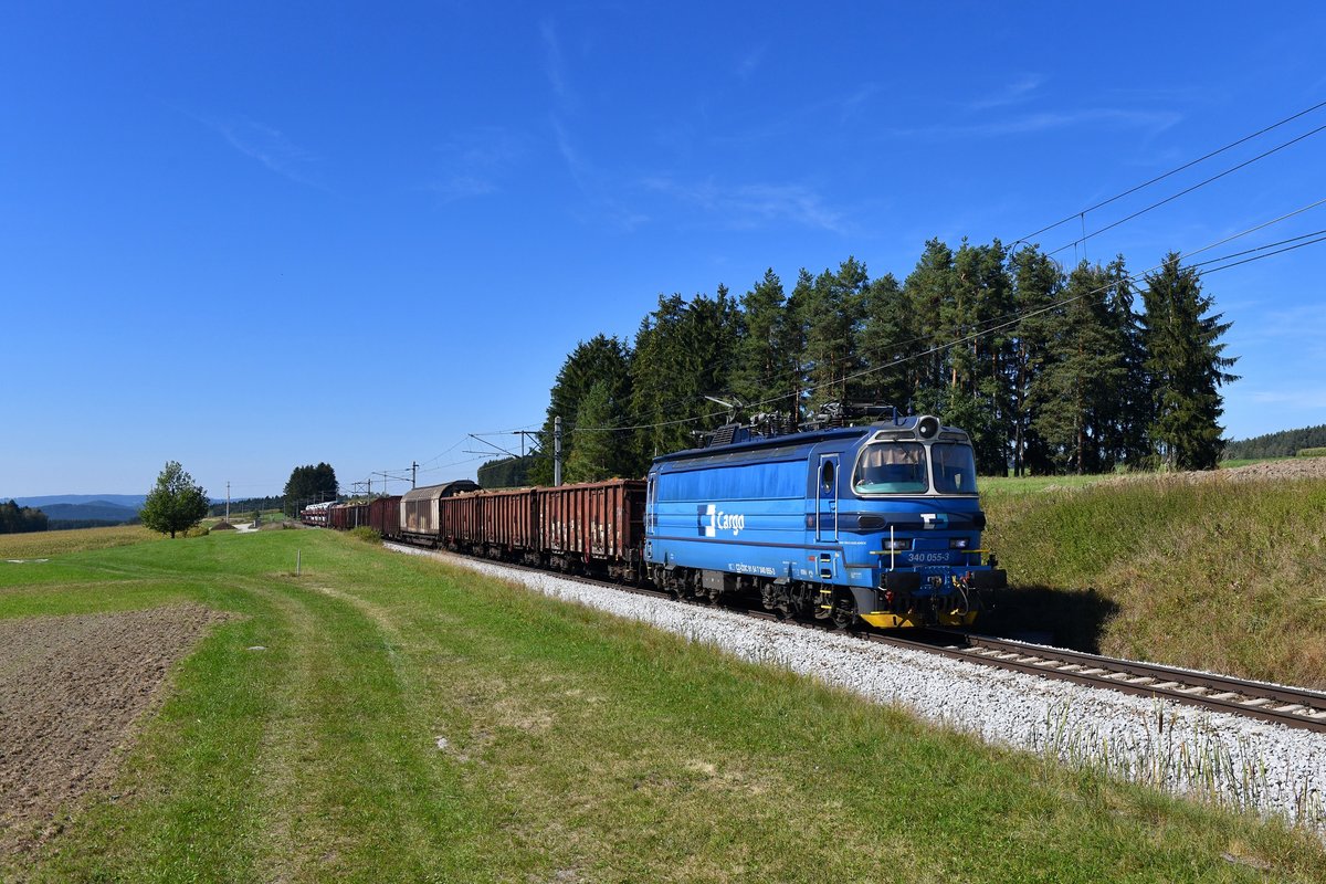 340 055 mit einem Güterzug am 12.09.2018 bei Hörschlag.