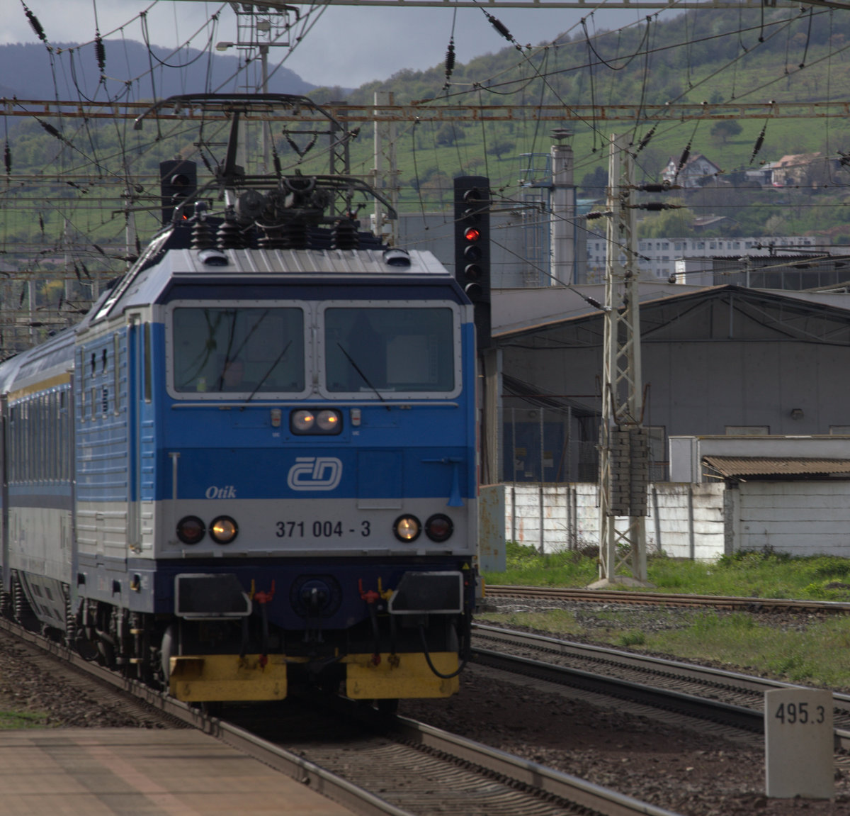 341 004-3 mit einem EC bei der Durchfahrt Lovosice 23.04.2017  16:27 Uhr.