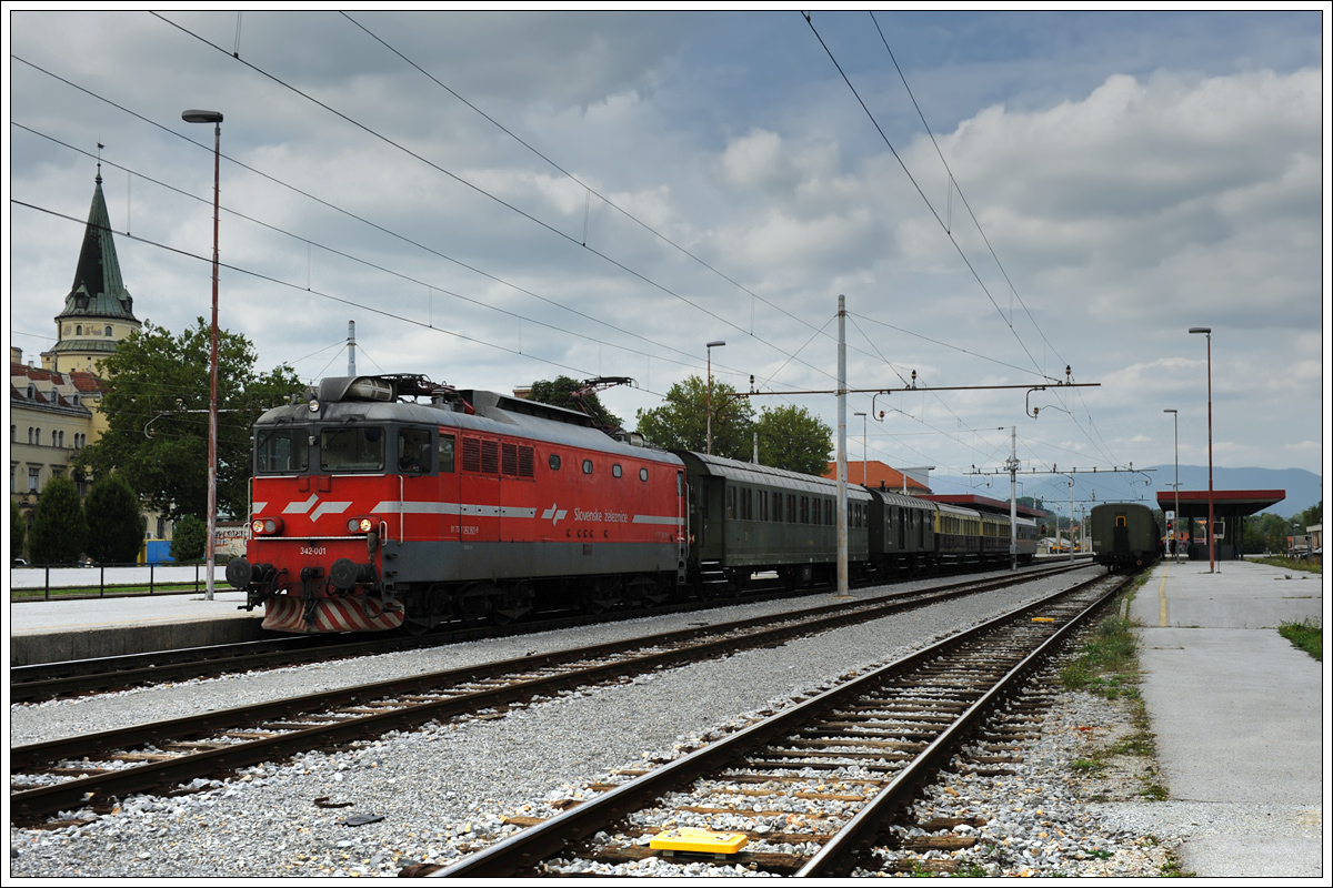 342-001 bei der Durchfahrt mit in Celje am 1.8.2015.