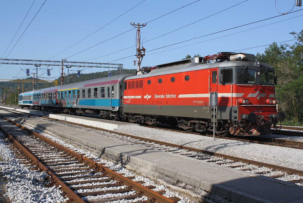 342-022 ist mit dem INT 483  Ljubljana  am 15.August 2013 im kroatischem Grenz-Bf. Sapjane angekommen.