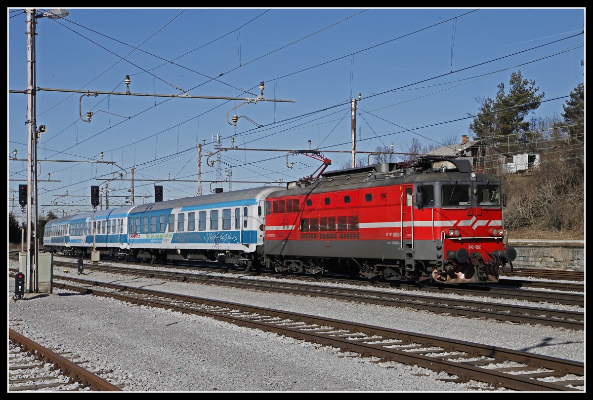 342-022 mit Reisezug in Rakek am 13.02.2019.